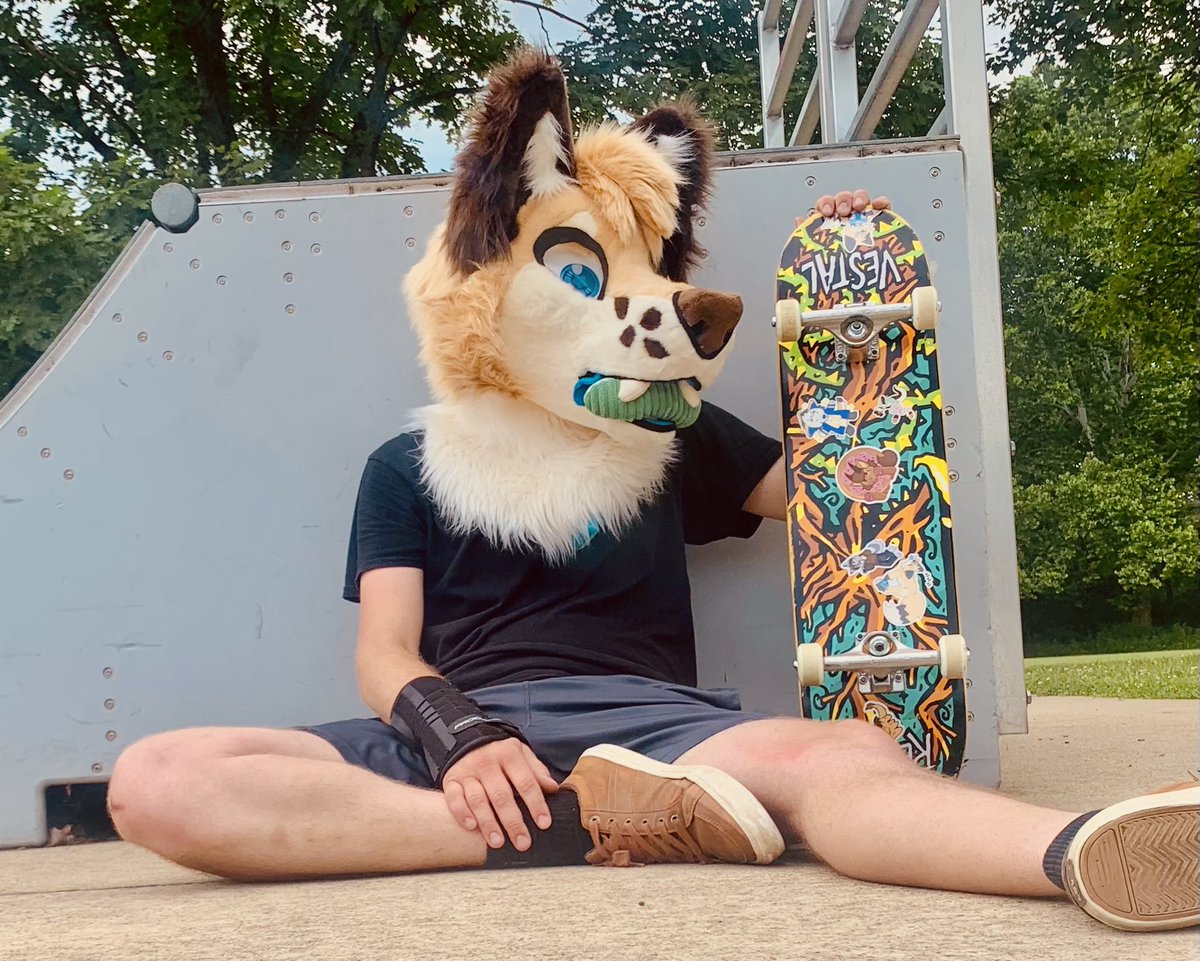 Acefoxmantrum's tweet photo. Skateboarding in fursuit🛹🦊

🪡:@Frozencalico 
#FursuitsEveryday #Skateboarding #Fursuit https://t.co/bVMkxpeBxD