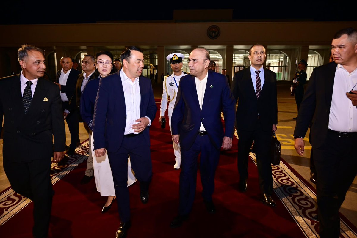 LarkanaDigital's tweet photo. President Asif Ali Zardari departed from Manas International Airport for Pakistan after concluding his official visit to the Kyrgyz Republic. Marlen Mamataliyev, Speaker of the Kyrgyz Parliament, saw off the President at the airport. https://t.co/FX3Q1qklum