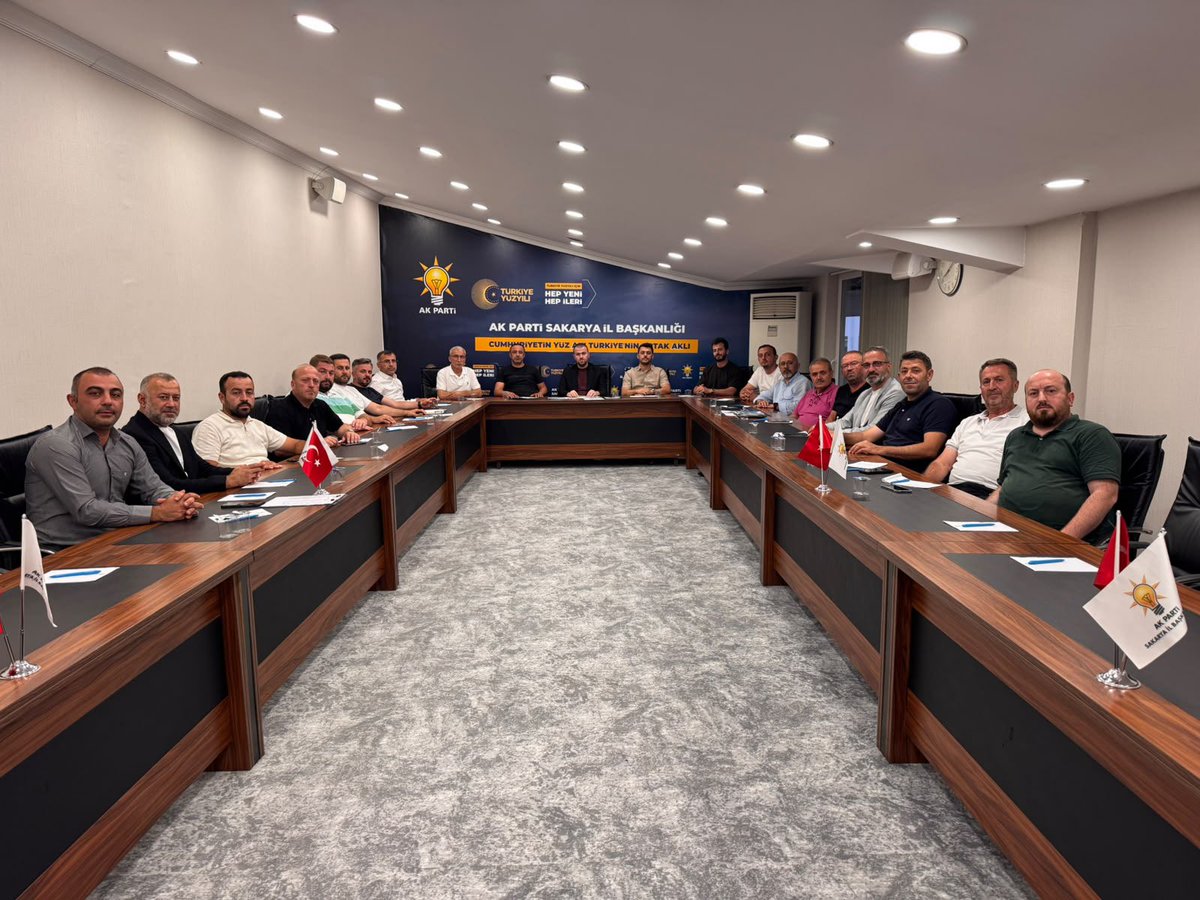 AKPartiSakarya's tweet photo. İlçe Teşkilat Başkanları Toplantısı, İl Teşkilat Başkanımız Sayın Murat Salih Başer’in başkanlığında gerçekleşti.

Toplantıda alınan kararların ve faaliyetlerin hayırlara vesile olmasını diliyoruz.
#ÇeyrekAsırlıkDestan https://t.co/S752UghLT8