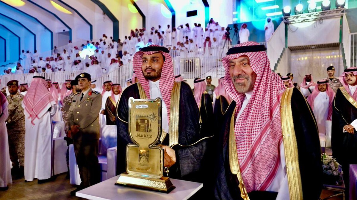 Najran_Univers's tweet photo. كرّم صاحب السمو الأمير جلوي بن عبدالعزيز بن مساعد، أمير منطقة نجران، جامعة نجران؛ تقديراً لمشاركتها ودعمها لفعاليات صيف نجران 2026، الذي تنظمه أمانة المنطقة تحت شعار #صيفنا_هايل، وذلك خلال رعاية سموه حفل تدشين فعاليات المهرجان. وقد تسلم درع التكريم، نيابةً عن رئيس الجامعة، المشرف على إدارة المسؤولية المجتمعية د.فواز آل الحارث.
