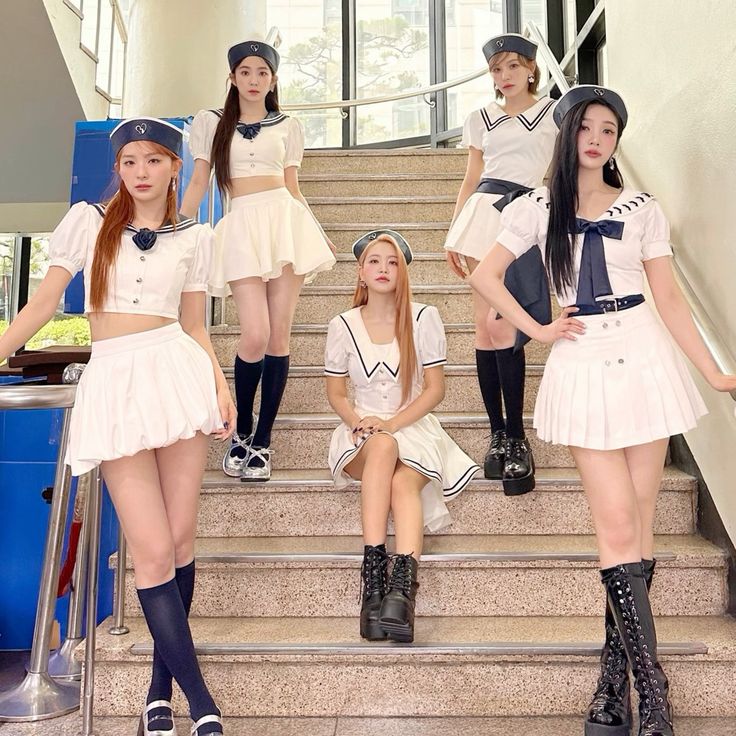 jelllyluvie's tweet photo. u think if i ask red velvet to dress up as the sailor scouts and perform cosmic they would https://t.co/vlECbIJlGT
