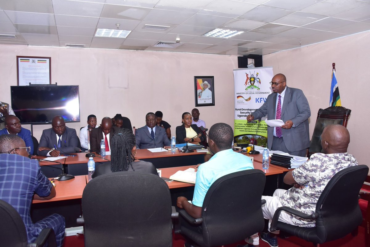 GovUganda's tweet photo. 𝐌𝐨𝐋𝐆 𝐒𝐢𝐠𝐧𝐬 𝐂𝐨𝐧𝐭𝐫𝐚𝐜𝐭𝐬 𝐭𝐨 𝐑𝐞𝐡𝐚𝐛𝐢𝐥𝐢𝐭𝐚𝐭𝐞 𝟏𝟑𝟗𝐤𝐦 𝐨𝐟 𝐂𝐨𝐦𝐦𝐮𝐧𝐢𝐭𝐲 𝐀𝐜𝐜𝐞𝐬𝐬 𝐑𝐨𝐚𝐝𝐬 𝐢𝐧 𝐍𝐨𝐫𝐭𝐡𝐞𝐫𝐧 𝐔𝐠𝐚𝐧𝐝𝐚

The Ministry of Local Government has signed contracts for the rehabilitation of 139 kilometres of district and community access roads across nine districts under the Rural Development for Food Security in Northern Uganda (RUDSEC) Project.

Construction is set to begin next week following the official handover of project sites.

The roads will improve connectivity across Lamwo, Agago, Pader, Dokolo, Lira, Oyam, Serere, Soroti and Kaberamaido, making it easier for communities to access markets, healthcare, education and other essential services while supporting agricultural production and trade.

Speaking at the signing ceremony, Permanent Secretary Ben Kumumanya said reliable road infrastructure is fundamental to Uganda's socio-economic transformation.

"Agri-industrialisation is central to Uganda's journey towards middle-income status. That transformation begins with motorability and accessibility through roads, which facilitate trade, service delivery and other development activities."

The project will rehabilitate key road links spanning 139km, creating jobs for local communities during construction while improving transport and market access for thousands of farmers.

Implemented by the Ministry of Local Government, the RUDSEC Project is funded by the Government of Uganda and the German Government through KfW Development Bank. 

The initiative aims to increase agricultural incomes, strengthen food security and accelerate local economic development through improved rural infrastructure.
@MoLGUganda #OpenGovUg