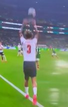 dorig_'s tweet photo. @martindelp ..saque de banda, el lanzador deberá:

estar de pie frente al terreno de juego;
pisar la línea de banda con los dos pies —aunque sea parcialmente— o estar situado por fuera de la misma;
lanzar el balón con ambas manos desde atrás y por encima de la cabeza https://t.co/Wuf3YKEz8U