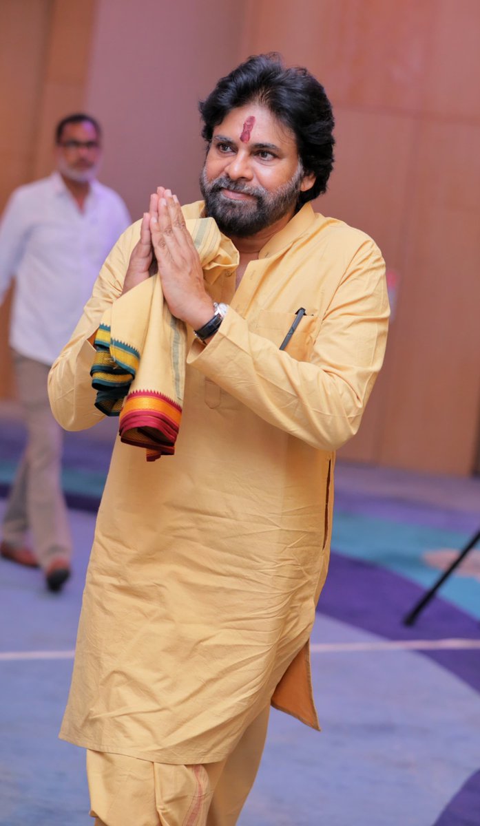 JanaSenaParty's tweet photo. జనసేన పార్టీ ఎంపీలు, ఎమ్మెల్సీలు, ఎమ్మెల్యేలకు దిశానిర్దేశం చేసిన శ్రీ @PawanKalyan గారు 

* పార్టీ శ్రేణులు, ప్రజలతో మరింతగా మమేకం కావాలి 
* క్షేత్ర స్థాయిలో జనసేన కార్యక్రమాలు ప్రణాళికాబద్ధంగా చేయాలి 
* ⁠విజయవాడలో జనసేన లెజిస్లేటివ్ పార్టీ సమావేశం 
జనసేన పార్టీ కార్యక్రమాలను ప్రణాళికాబద్ధంగా ఎప్పటికప్పుడు క్షేత్ర స్థాయిలో చేపట్టడం తక్షణ కర్తవ్యమని జనసేన పార్టీ అధ్యక్షులు, ఉప ముఖ్యమంత్రి శ్రీ పవన్ కళ్యాణ్ గారు స్పష్టం చేశారు. గురువారం రాత్రి విజయవాడలో నిర్వహించిన పార్టీ పార్లమెంటు సభ్యులు, ఎమ్మెల్సీలు, ఎమ్మెల్యేలతో సమావేశం అయ్యారు. పార్టీ కార్యక్రమాల నిర్వహణపై శ్రీ పవన్ కళ్యాణ్ గారు దిశానిర్దేశం చేశారు. 
ఈ సందర్భంగా శ్రీ పవన్ కళ్యాణ్ గారు మాట్లాడుతూ “పార్టీ నుంచి ఎన్నికైన ప్రజాప్రతినిధులంతా నిరంతరం ప్రజలకు అందుబాటులో ఉండాలి. ప్రజల సమస్యలను ప్రత్యక్షంగా తెలుసుకుని, తక్షణ పరిష్కారానికి చర్యలు తీసుకోవాలి. ప్రజలు మన మీద పెట్టుకున్న నమ్మకాన్ని నిలబెట్టుకొనే విధంగా ముందుకు వెళ్లాలి. క్షేత్ర స్థాయిలో ప్రజలతో... అదే సమయంలో జనసేన శ్రేణులతో మరింతగా మమేకం కావడాన్ని బాధ్యతగా తీసుకోవాలి. 
పార్టీ కోసం క్షేత్ర స్థాయిలో బలంగా నిలబడ్డ ప్రతి వీర మహిళకి, జన సైనికుడికి అండగా నిలవాలి. వారి సాధక బాధకాలు తెలుసుకొని భరోసా ఇవ్వాలి. పార్టీ కేంద్ర కార్యాలయం నుంచి వచ్చే కార్యక్రమాల నిర్వహణ షెడ్యూల్ ను తప్పనిసరిగా ప్రతి ఒక్కరూ అనుసరించాలి. క్షేత్ర స్థాయిలో ప్రజల నుంచి, పార్టీ శ్రేణుల నుంచి వచ్చే ఫీడ్ బ్యాక్ ను ఎప్పటికప్పుడు తెలియచేయాలి” అన్నారు. ఈ సందర్భంగా జనసేన నిర్మాణ సారధుల సమాచార సేకరణకు పార్లమెంట్ నియోజక వర్గాలకు పరిశీలకులుగా వెళ్ళిన ప్రజా ప్రతినిధులు తమ అనుభవాలను వివరించారు. ఈ ప్రక్రియలో పాల్గొన్న పార్లమెంట్ నియోజక వర్గాల పరిశీలకులు, కమిటీ సభ్యులకు శ్రీ పవన్ కళ్యాణ్ గారు అభినందనలు తెలిపారు. 
ఈ కార్యక్రమంలో పార్టీ పీఏసీ ఛైర్మన్, రాష్ట్ర పౌర సరఫరాల శాఖ మంత్రి శ్రీ నాదెండ్ల మనోహర్ గారు, పర్యాటక శాఖ మంత్రి శ్రీ కందుల దుర్గేష్ గారు, ఎంపీలు శ్రీ వి.బాలశౌరి గారు, శ్రీ టి ఉదయ్ శ్రీనివాస్ గారు, శ్రీ లింగమనేని రమేష్ గారు, ఎమ్మెల్సీలు శ్రీ నాగబాబు గారు, శ్రీ పిడుగు హరిప్రసాద్ గారు, ఎమ్మెల్యేలు పాల్గొన్నారు