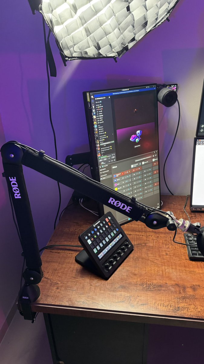 aymnxan's tweet photo. للبيع 

 Stream Deck XL - 600 

Stand Rode - 450 

كيبورد مغناطيسي سرعته 0.2 200 https://t.co/NvTnRFix1b