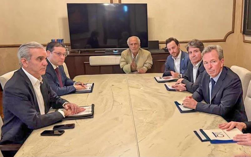 SanzLovaton's tweet photo. La industria azucarera dominicana continúa avanzando hacia un modelo más competitivo, eficiente y moderno. 

Hoy acompañé al presidente @luisabinader en un encuentro con los principales ingenios del país, donde conocimos los importantes avances en la mecanización del sector, que ha pasado de un 1 % a un 70 % en los últimos cinco años.

Esta transformación consolida una industria con mayor capacidad para responder a los retos del presente y del futuro. ¡Vamos 🇩🇴!