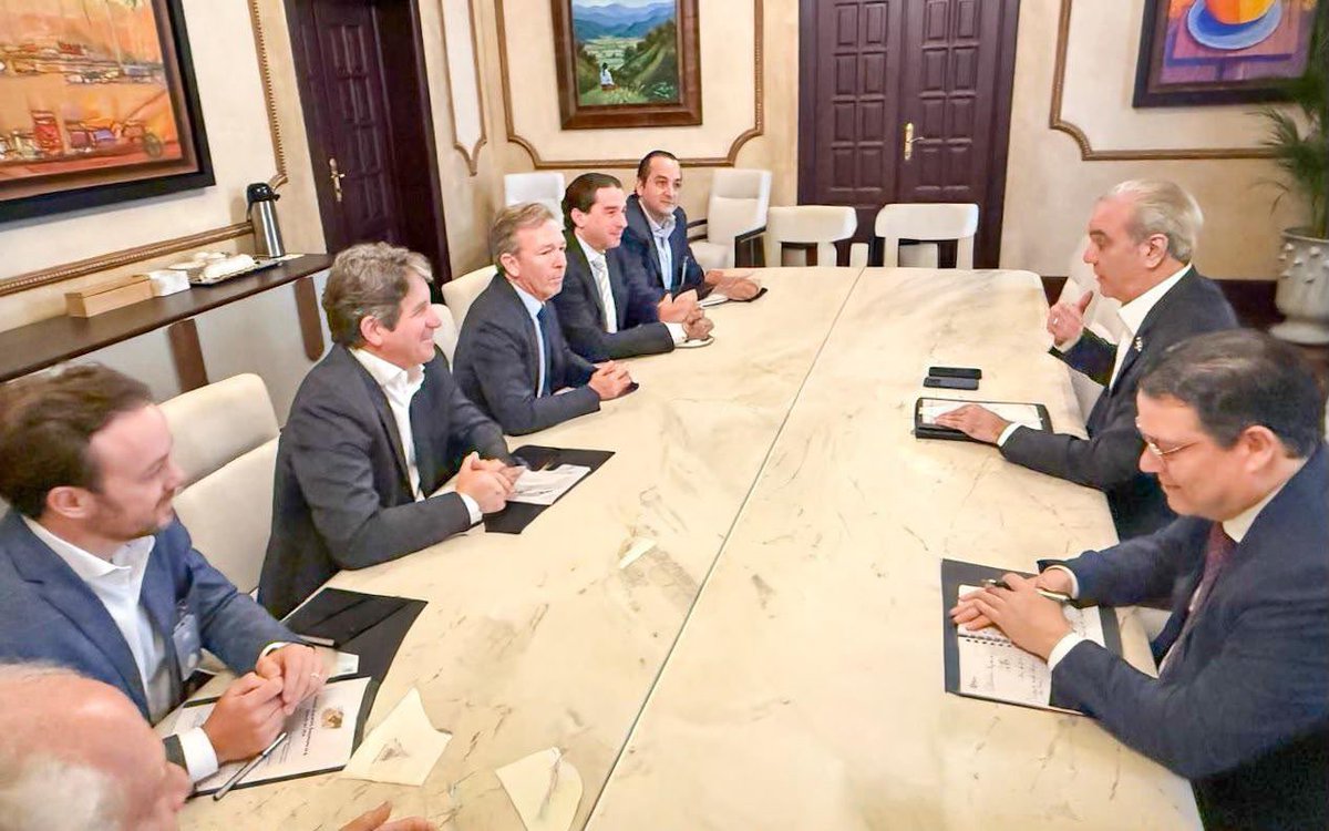 SanzLovaton's tweet photo. La industria azucarera dominicana continúa avanzando hacia un modelo más competitivo, eficiente y moderno. 

Hoy acompañé al presidente @luisabinader en un encuentro con los principales ingenios del país, donde conocimos los importantes avances en la mecanización del sector, que ha pasado de un 1 % a un 70 % en los últimos cinco años.

Esta transformación consolida una industria con mayor capacidad para responder a los retos del presente y del futuro. ¡Vamos 🇩🇴!