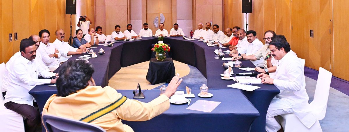 JanaSenaParty's tweet photo. జనసేన పార్టీ ఎంపీలు, ఎమ్మెల్సీలు, ఎమ్మెల్యేలకు దిశానిర్దేశం చేసిన శ్రీ @PawanKalyan గారు 

* పార్టీ శ్రేణులు, ప్రజలతో మరింతగా మమేకం కావాలి 
* క్షేత్ర స్థాయిలో జనసేన కార్యక్రమాలు ప్రణాళికాబద్ధంగా చేయాలి 
* ⁠విజయవాడలో జనసేన లెజిస్లేటివ్ పార్టీ సమావేశం 
జనసేన పార్టీ కార్యక్రమాలను ప్రణాళికాబద్ధంగా ఎప్పటికప్పుడు క్షేత్ర స్థాయిలో చేపట్టడం తక్షణ కర్తవ్యమని జనసేన పార్టీ అధ్యక్షులు, ఉప ముఖ్యమంత్రి శ్రీ పవన్ కళ్యాణ్ గారు స్పష్టం చేశారు. గురువారం రాత్రి విజయవాడలో నిర్వహించిన పార్టీ పార్లమెంటు సభ్యులు, ఎమ్మెల్సీలు, ఎమ్మెల్యేలతో సమావేశం అయ్యారు. పార్టీ కార్యక్రమాల నిర్వహణపై శ్రీ పవన్ కళ్యాణ్ గారు దిశానిర్దేశం చేశారు. 
ఈ సందర్భంగా శ్రీ పవన్ కళ్యాణ్ గారు మాట్లాడుతూ “పార్టీ నుంచి ఎన్నికైన ప్రజాప్రతినిధులంతా నిరంతరం ప్రజలకు అందుబాటులో ఉండాలి. ప్రజల సమస్యలను ప్రత్యక్షంగా తెలుసుకుని, తక్షణ పరిష్కారానికి చర్యలు తీసుకోవాలి. ప్రజలు మన మీద పెట్టుకున్న నమ్మకాన్ని నిలబెట్టుకొనే విధంగా ముందుకు వెళ్లాలి. క్షేత్ర స్థాయిలో ప్రజలతో... అదే సమయంలో జనసేన శ్రేణులతో మరింతగా మమేకం కావడాన్ని బాధ్యతగా తీసుకోవాలి. 
పార్టీ కోసం క్షేత్ర స్థాయిలో బలంగా నిలబడ్డ ప్రతి వీర మహిళకి, జన సైనికుడికి అండగా నిలవాలి. వారి సాధక బాధకాలు తెలుసుకొని భరోసా ఇవ్వాలి. పార్టీ కేంద్ర కార్యాలయం నుంచి వచ్చే కార్యక్రమాల నిర్వహణ షెడ్యూల్ ను తప్పనిసరిగా ప్రతి ఒక్కరూ అనుసరించాలి. క్షేత్ర స్థాయిలో ప్రజల నుంచి, పార్టీ శ్రేణుల నుంచి వచ్చే ఫీడ్ బ్యాక్ ను ఎప్పటికప్పుడు తెలియచేయాలి” అన్నారు. ఈ సందర్భంగా జనసేన నిర్మాణ సారధుల సమాచార సేకరణకు పార్లమెంట్ నియోజక వర్గాలకు పరిశీలకులుగా వెళ్ళిన ప్రజా ప్రతినిధులు తమ అనుభవాలను వివరించారు. ఈ ప్రక్రియలో పాల్గొన్న పార్లమెంట్ నియోజక వర్గాల పరిశీలకులు, కమిటీ సభ్యులకు శ్రీ పవన్ కళ్యాణ్ గారు అభినందనలు తెలిపారు. 
ఈ కార్యక్రమంలో పార్టీ పీఏసీ ఛైర్మన్, రాష్ట్ర పౌర సరఫరాల శాఖ మంత్రి శ్రీ నాదెండ్ల మనోహర్ గారు, పర్యాటక శాఖ మంత్రి శ్రీ కందుల దుర్గేష్ గారు, ఎంపీలు శ్రీ వి.బాలశౌరి గారు, శ్రీ టి ఉదయ్ శ్రీనివాస్ గారు, శ్రీ లింగమనేని రమేష్ గారు, ఎమ్మెల్సీలు శ్రీ నాగబాబు గారు, శ్రీ పిడుగు హరిప్రసాద్ గారు, ఎమ్మెల్యేలు పాల్గొన్నారు