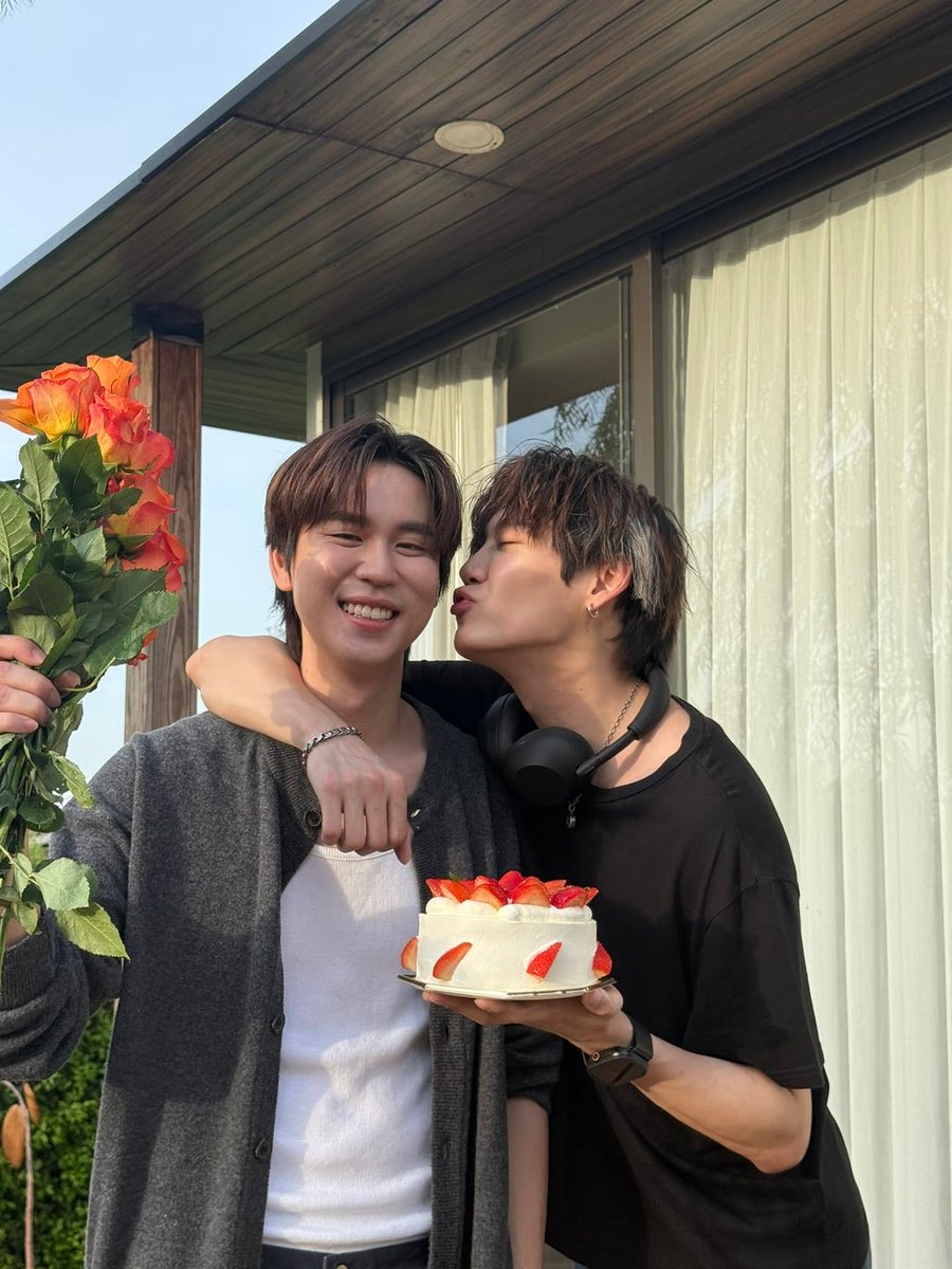 LobeProjetos's tweet photo. 🎉 Hoje o aniversário é dele… mas quem ganha o presente somos nós! ❤️🇧🇷

Em agosto, Boun e Prem desembarcam no Brasil para viver um momento inesquecível ao lado dos fãs. ✈️✨

🇹🇭 BounPrem 1st Fan Meeting in Brazil
📅 30 de agosto de 2026
📍 Teatro APCD – São Paulo

Vamos celebrar o aniversário do Boun do melhor jeito possível: contando os dias para receber essa dupla incrível no Brasil! 💙🤍

Quem mais já está na contagem regressiva? 🥦✨

#bb0un #prem_space #BounPrem #BounPrem1stFMinBrazil #BounPremBrasil