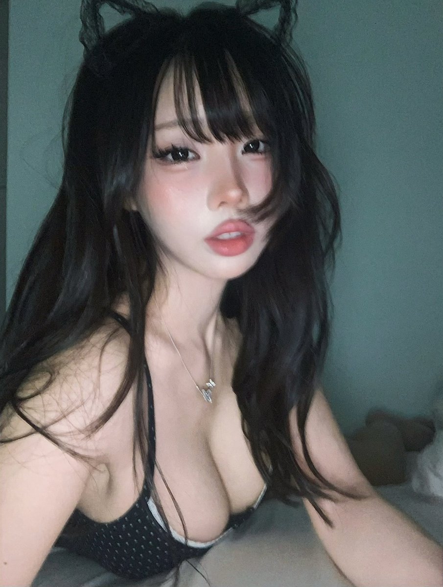 liveforkaise's tweet photo. is it true that adding cat ears makes any girl objectively hotter? 🤔 https://t.co/Xs0ndHbGaa