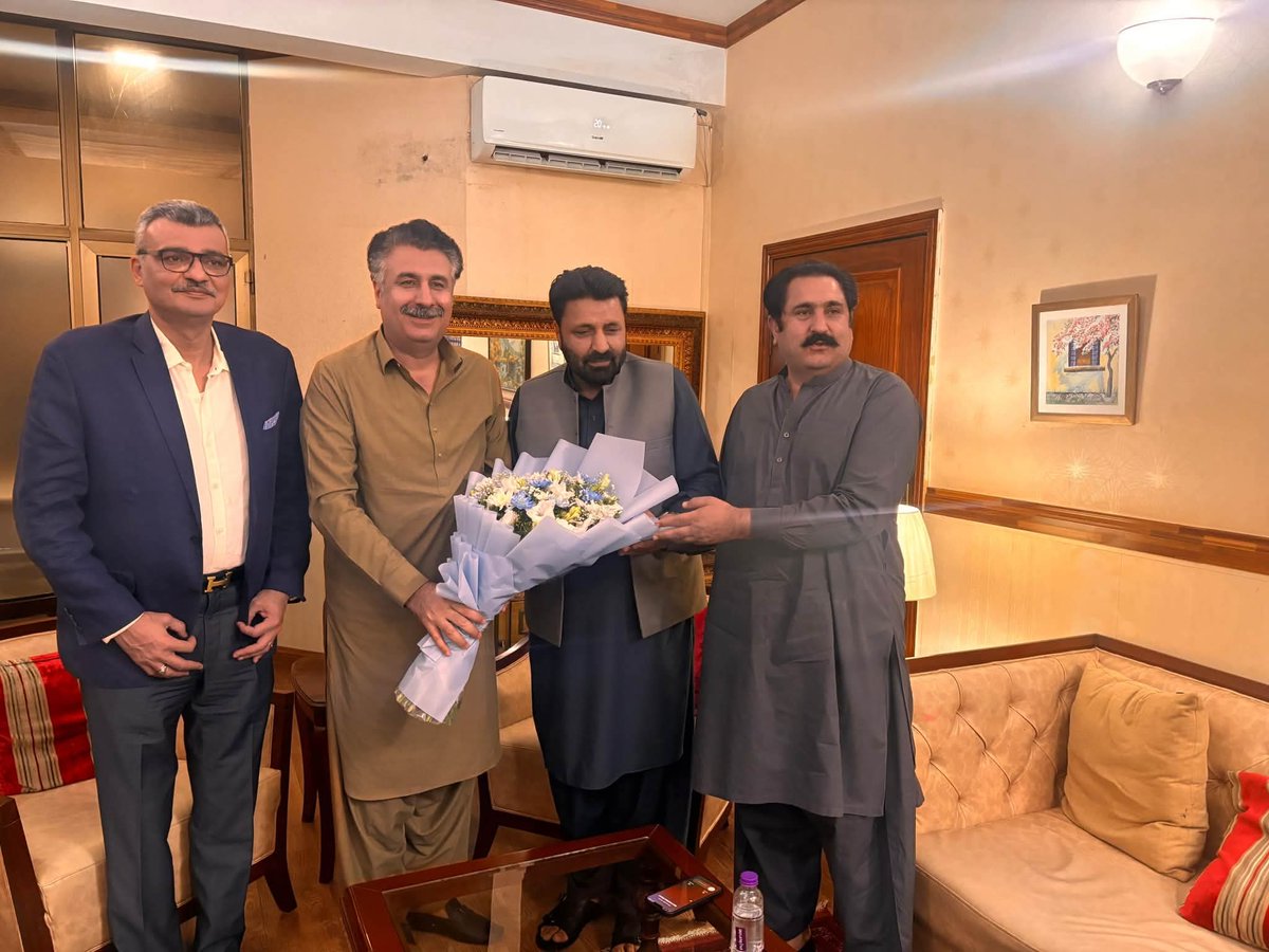 SyedAghaPPP's tweet photo. سابق وفاقی وزیر ساجد حسین طوری کے ہمراہ نو منتخب وزیراعلی گلگت بلتستان امجد حسین ایڈووکیٹ سے سی ایم کیمپ آفس اسلام آباد میں ملاقات کی

ملاقات میں نومنتخب وزیراعلی گلگت بلتستان امجد حسین ایڈووکیٹ کو منصب سنبھالنے پر دلی مبارکباد  پیش کی اور ان کے لیے نیک تمناؤں کا اظہار کیا.
#CmGB https://t.co/cwpQijDRjw