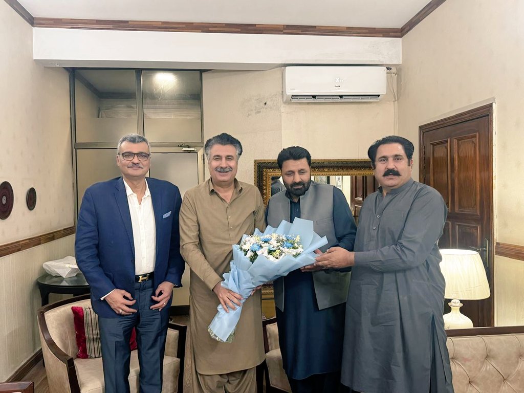SyedAghaPPP's tweet photo. سابق وفاقی وزیر ساجد حسین طوری کے ہمراہ نو منتخب وزیراعلی گلگت بلتستان امجد حسین ایڈووکیٹ سے سی ایم کیمپ آفس اسلام آباد میں ملاقات کی

ملاقات میں نومنتخب وزیراعلی گلگت بلتستان امجد حسین ایڈووکیٹ کو منصب سنبھالنے پر دلی مبارکباد  پیش کی اور ان کے لیے نیک تمناؤں کا اظہار کیا.
#CmGB https://t.co/cwpQijDRjw