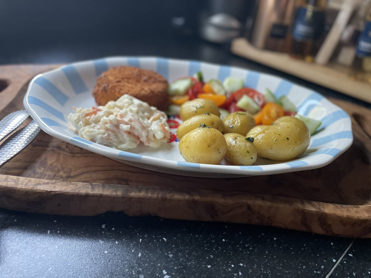 devereux1655's tweet photo. So we have fish cake and herby potatoes for tea -and a heart shaped potato- plate of choice- whatβs everyone else having? #crockery #food #yummy #findinghearts π https://t.co/2cQ0VeReD6