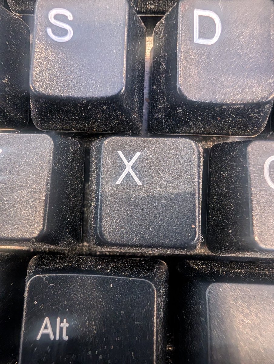 ThatIsSoRando's tweet photo. Hello X 👋🏻 

Check out my dusty keyboard. https://t.co/8X4oR0VqdP