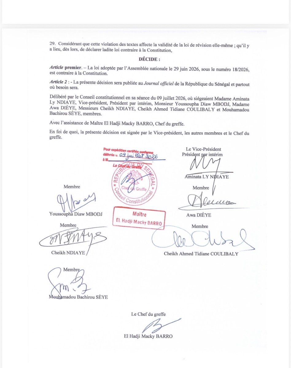 Moussa_KL's tweet photo. Le CC argue que le recours du Gouvernement  au vote bloqué est bien fondé même en matière constitutionnelle.
Donc,en résume c'est l'une des raisons qui ont conduit au rejet de la procédure de revision constitutionnelle.
Donc l'Assemblée devrait être dans l'obligation d'accepter ces amendements,de les voter avec le texte  de rejeter tout le texte de loi. 
Résumé: l'Asemblée ne peut,aucunement, initier une révision constitutionnelle sous la volonté d'une seule personne.
Quelle incongruité !