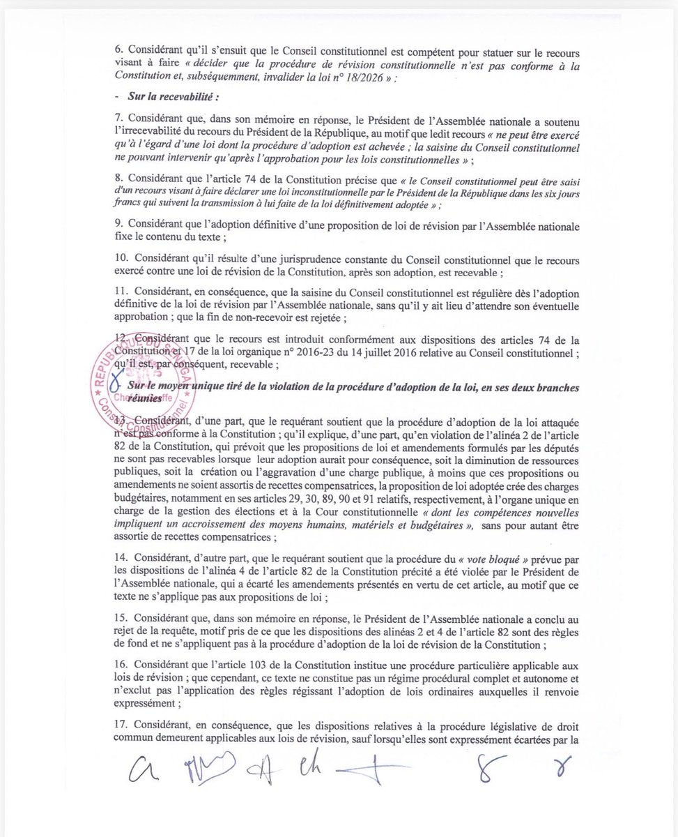 Moussa_KL's tweet photo. Le CC argue que le recours du Gouvernement  au vote bloqué est bien fondé même en matière constitutionnelle.
Donc,en résume c'est l'une des raisons qui ont conduit au rejet de la procédure de revision constitutionnelle.
Donc l'Assemblée devrait être dans l'obligation d'accepter ces amendements,de les voter avec le texte  de rejeter tout le texte de loi. 
Résumé: l'Asemblée ne peut,aucunement, initier une révision constitutionnelle sous la volonté d'une seule personne.
Quelle incongruité !
