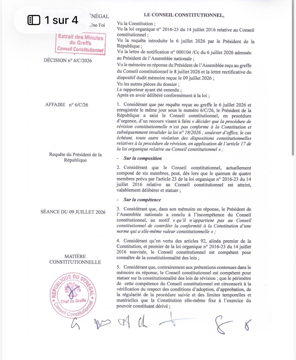 Moussa_KL's tweet photo. Le CC argue que le recours du Gouvernement  au vote bloqué est bien fondé même en matière constitutionnelle.
Donc,en résume c'est l'une des raisons qui ont conduit au rejet de la procédure de revision constitutionnelle.
Donc l'Assemblée devrait être dans l'obligation d'accepter ces amendements,de les voter avec le texte  de rejeter tout le texte de loi. 
Résumé: l'Asemblée ne peut,aucunement, initier une révision constitutionnelle sous la volonté d'une seule personne.
Quelle incongruité !