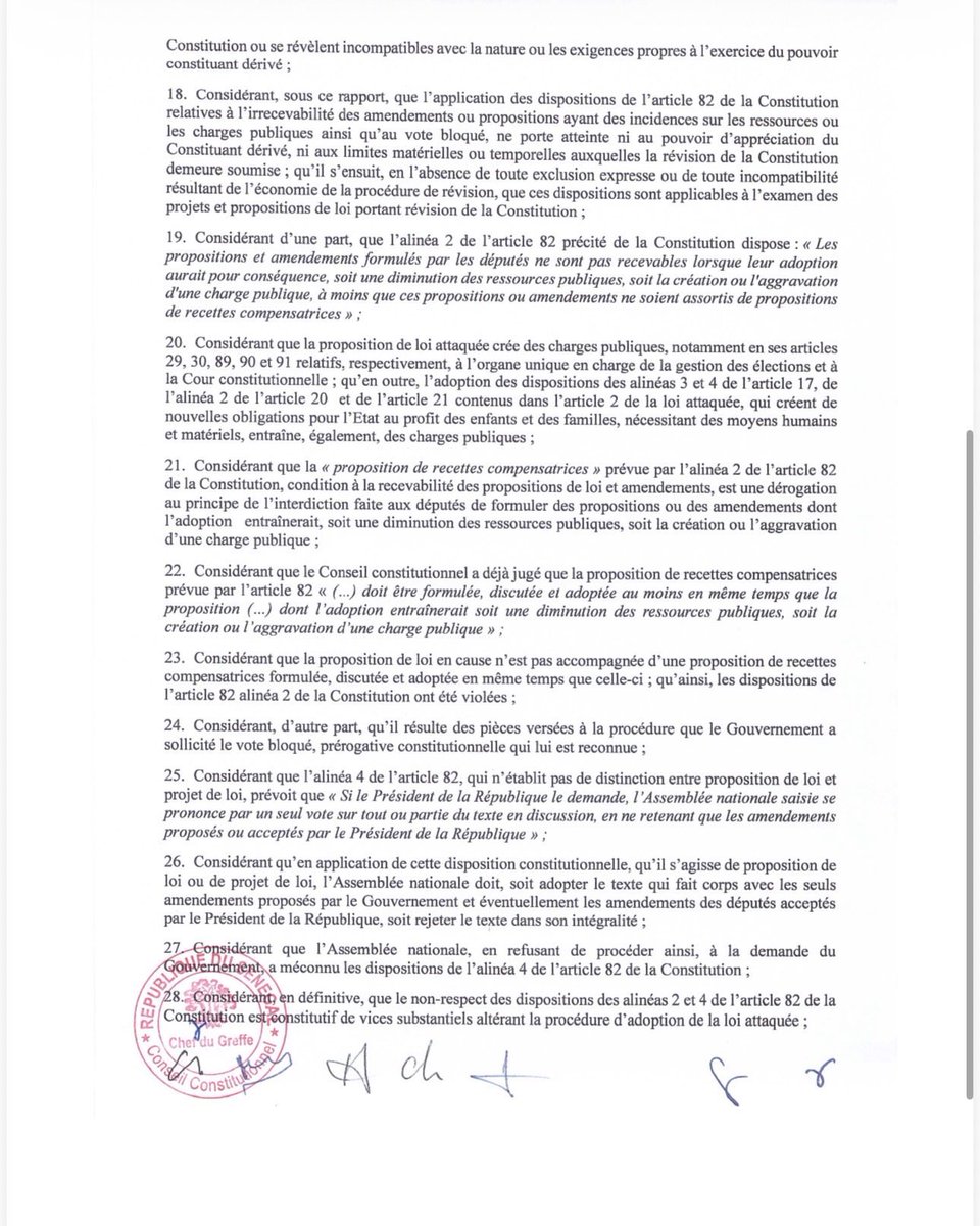 Moussa_KL's tweet photo. Le CC argue que le recours du Gouvernement  au vote bloqué est bien fondé même en matière constitutionnelle.
Donc,en résume c'est l'une des raisons qui ont conduit au rejet de la procédure de revision constitutionnelle.
Donc l'Assemblée devrait être dans l'obligation d'accepter ces amendements,de les voter avec le texte  de rejeter tout le texte de loi. 
Résumé: l'Asemblée ne peut,aucunement, initier une révision constitutionnelle sous la volonté d'une seule personne.
Quelle incongruité !