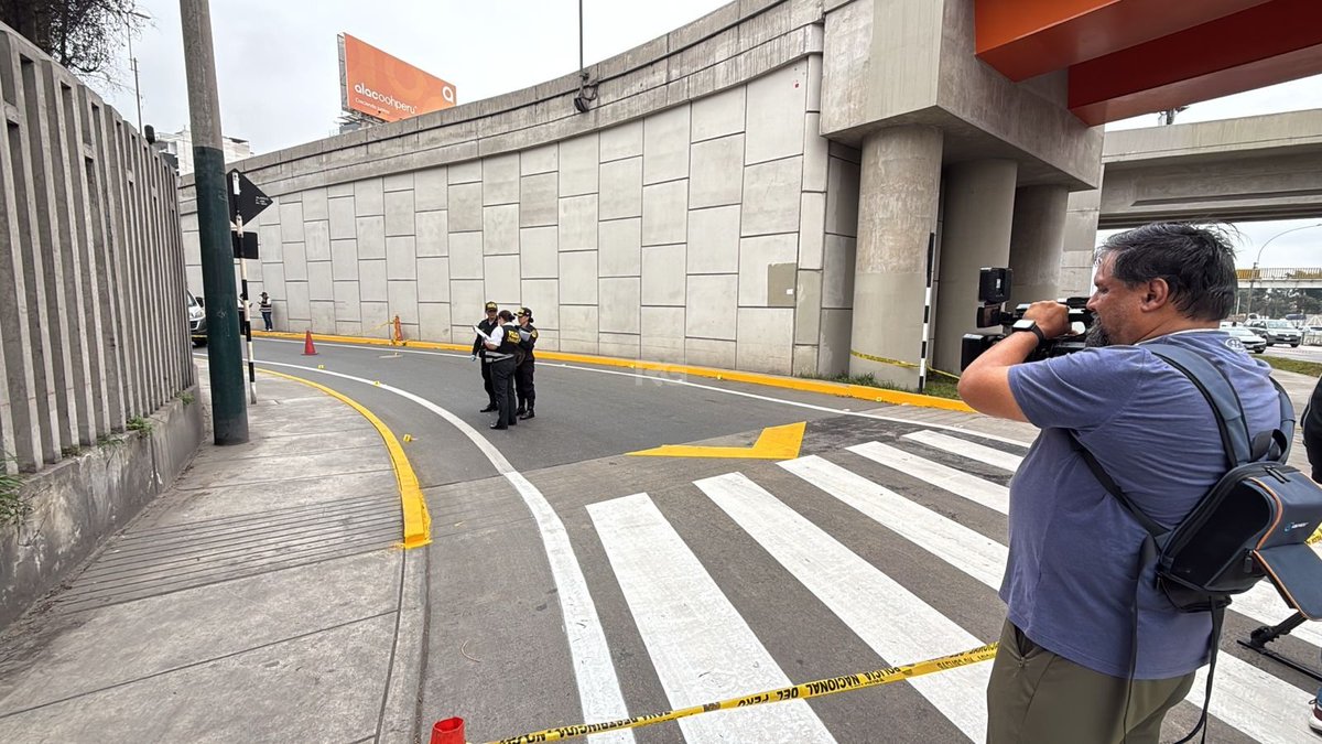 Aderly's tweet photo. 🚨 #ATENCIÓN | Un asalto a un cargamento de oro dejó un herido de bala y un hombre secuestrado en Surco.

Según el conductor, delincuentes armados interceptaron el vehículo cuando trasladaban una mochila con el mineral desde un inmueble en la avenida El Polo con destino al almacén SAASA, cerca del Aeropuerto Jorge Chávez.

Los atacantes dispararon contra la unidad, robaron la mochila con el oro y se llevaron por la fuerza al copiloto. El conductor, herido de bala en el brazo derecho, logró conducir hasta el Hospital Cayetano Heredia, donde recibe atención médica. La Policía ya investiga el caso.