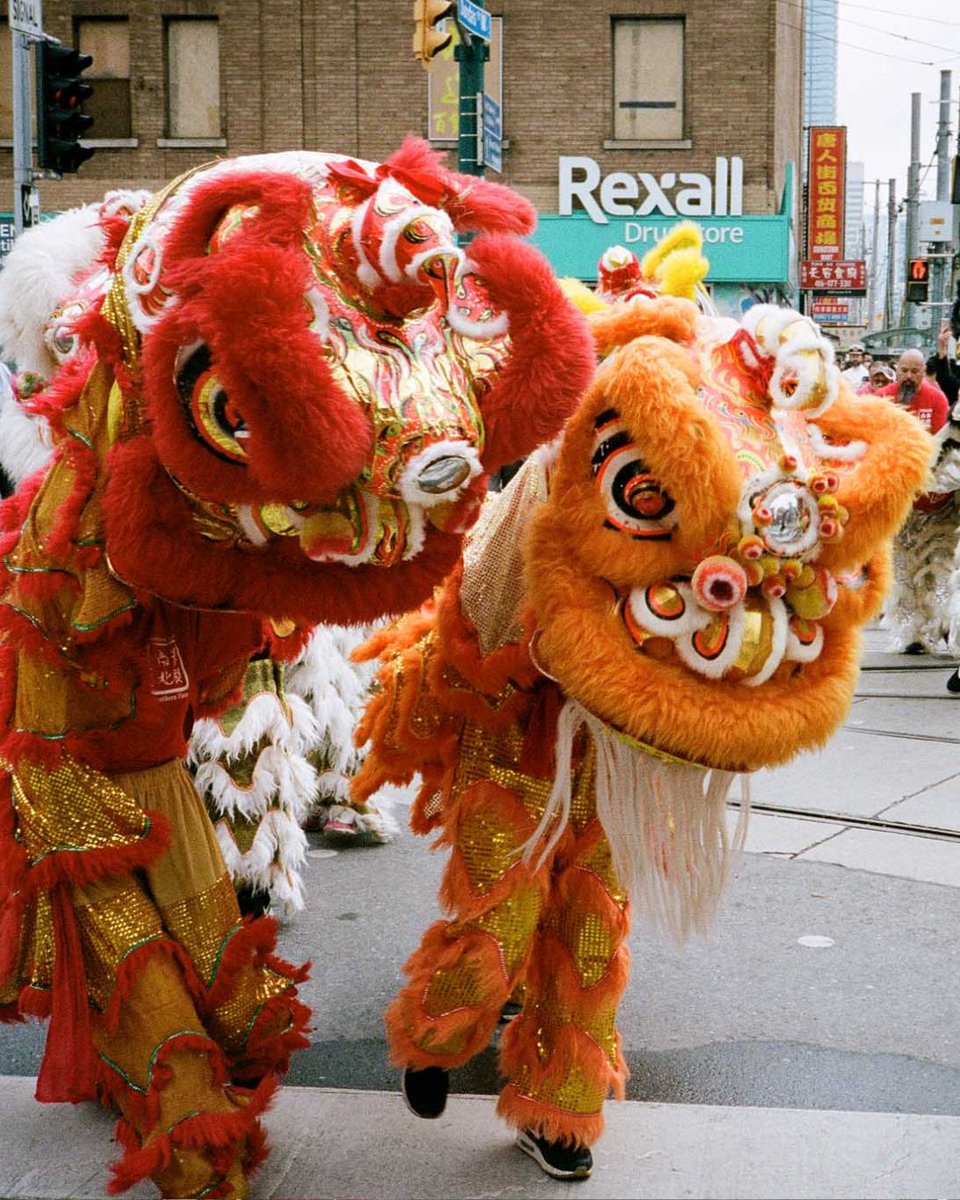 AsiaPacificFdn's tweet photo. Did you know #Toronto is home to some of North America's largest Chinatown communities? 

Chinatown West, Chinatown East, and Old Chinatown are three unique areas in Toronto defined by a collection of cultures, traditions and languages from the Chinese diaspora. According to Canada's 2021 census, 1.7 million people in Canada identified as Chinese, and nearly 40% of them lived in the Toronto metropolitan area. 

📸: The City of Toronto (image 1), Morris Lum (image 2), Jason Ng (image 3), Vincent LaConte (image 4)