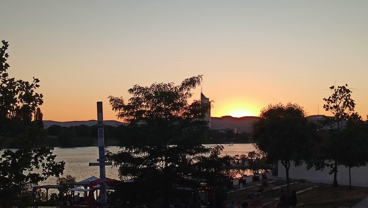 demirciakincisi's tweet photo. Arka planda gördüğünüz tepeler, Viyana'nın kuzeyini kaplayan Kahlenberg Sırtları. 12 Eylül 1683 günü akşam altı sıralarında, III. Sobieski'nin komutasındaki 3.000'i Leh Hussarlarından oluşan 18.000 kişilik süvari kuvveti, bu tepelerden Viyana'yı kuşatmış durumdaki Osmanlı birliklerine hücum etti. Tam olarak bu saatlerde Osmanlı safları dağılmış durumdaydı. Sadrazam Merzifonlu Kara Mustafa Paşa ve ordudan geri kalanlar geri çekilmekteydi. Tuna Nehri ile Kahlenberg Sırtları arasındaki arazide sayısı bilinmeyen Türk askeri can verdi. Bu isimsiz askerler sessizce burada yatmaya devam ediyor. Hatıraları, kendilerini ananlar olduğu sürece yaşayacaktır.