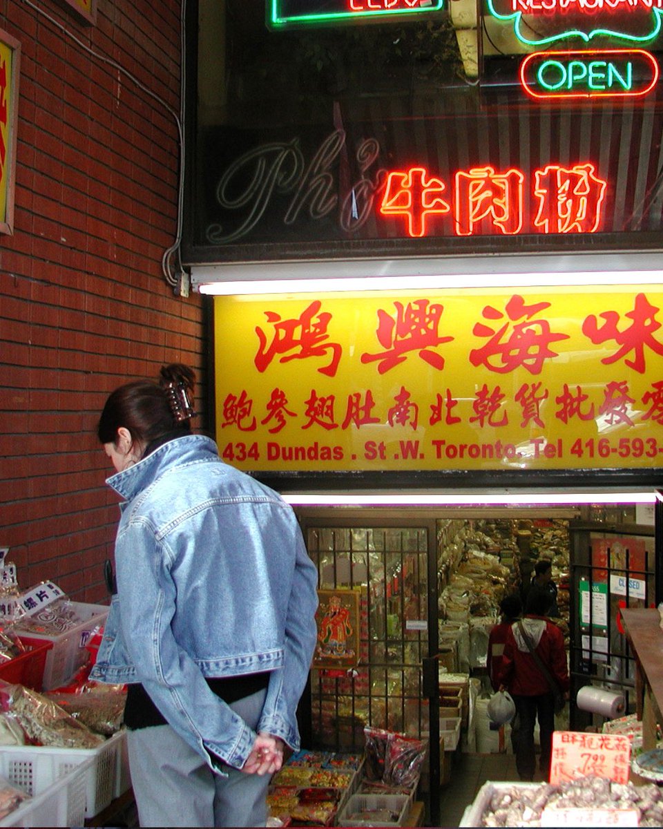 AsiaPacificFdn's tweet photo. Did you know #Toronto is home to some of North America's largest Chinatown communities? 

Chinatown West, Chinatown East, and Old Chinatown are three unique areas in Toronto defined by a collection of cultures, traditions and languages from the Chinese diaspora. According to Canada's 2021 census, 1.7 million people in Canada identified as Chinese, and nearly 40% of them lived in the Toronto metropolitan area. 

📸: The City of Toronto (image 1), Morris Lum (image 2), Jason Ng (image 3), Vincent LaConte (image 4)
