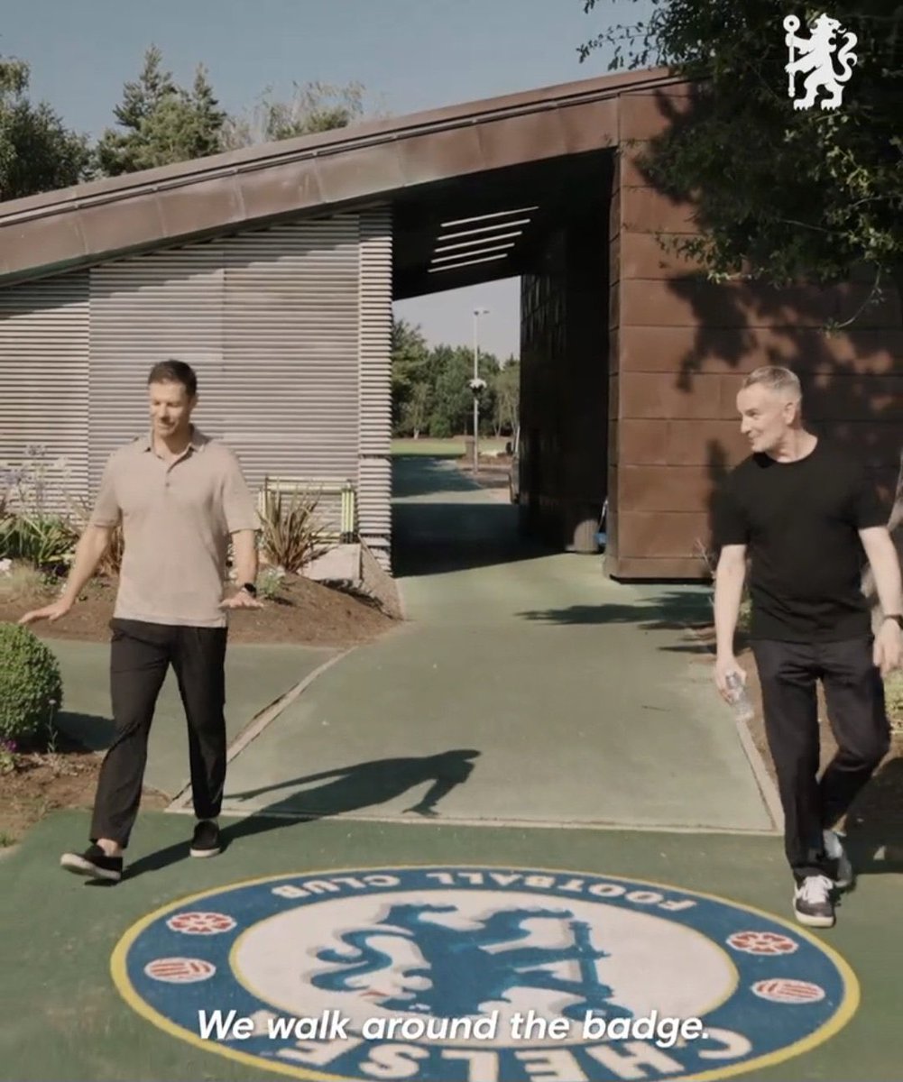 speedlne's tweet photo. Xabi Alonso avoided walking over the Chelsea badge 😂🫡 https://t.co/xruPTMF6SX