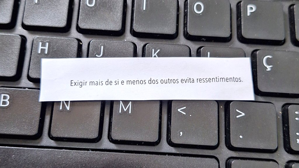 thcarves's tweet photo. A pedrada que tirei ontem no biscoito da sorte:
(Acho que por isso eu me cobro demais e não guardo ressentimentos de ninguém) https://t.co/a06dAYVaek
