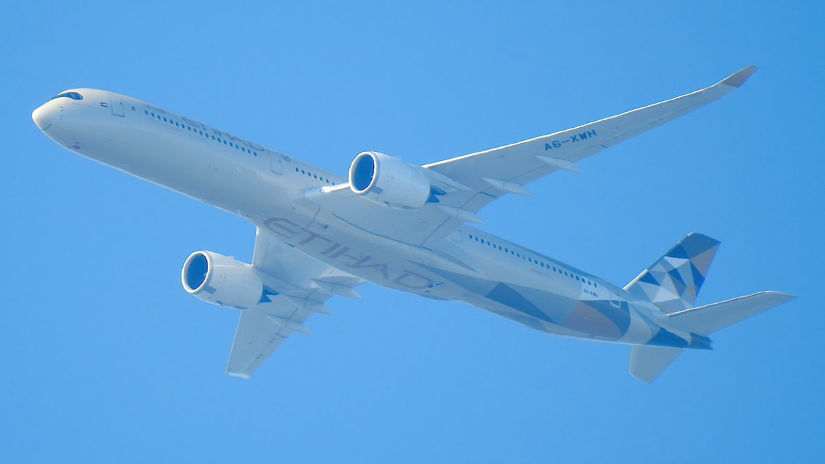 EHSBspotter's tweet photo. Etihad Airbus A350-1041 A6-XWH spotted approaching Amsterdam from Abu Dhabi as #ETD7L1 #EY41.

#NLspot https://t.co/T5k7s6IJf6