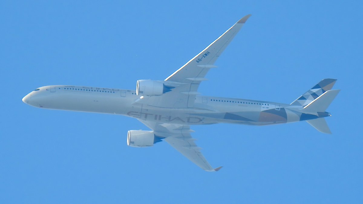 EHSBspotter's tweet photo. Etihad Airbus A350-1041 A6-XWH spotted approaching Amsterdam from Abu Dhabi as #ETD7L1 #EY41.

#NLspot https://t.co/T5k7s6IJf6