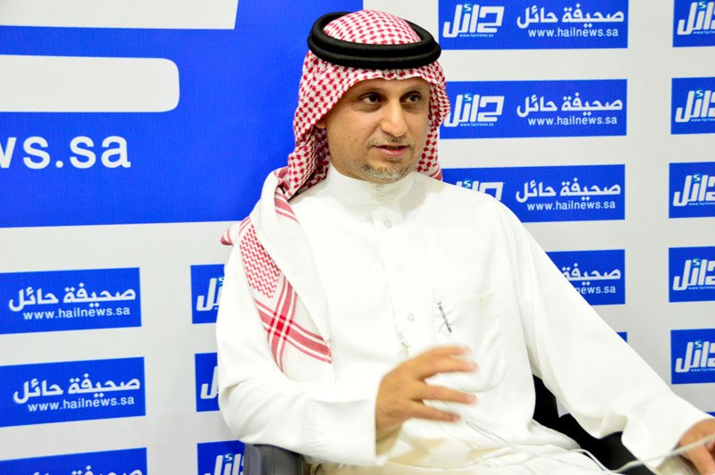 ksa_kf2's tweet photo. ( في رحاب الشاعر عبدالله العفنان )

للشاعر عبدالله العفنان رونقه الخاص وشاعريته المتفرّدة وحضوره الذي لا يشابه غيره ، وفي هذه العجالة أقدم شذرات مختارة من بعض نتاجه الشعري مما اختزنته ذاكرتي ، وفي المقابل فإن مقامه الشعري أوسع من أن تحتويه الذاكرة ، وأرحب من أن تُحيط به أطروحة عابرة.

قصيدة قالها في الاحتفال الذي أقامه مركز إمارة السبعان بمناسبة حملة التضامن الوطني ضد الإرهاب (معا ضد الإرهاب) ، بتاريخ ٢٥ - ١٢ - ١٤٢٥هـ:

سلام للإسلام والمسلمينا
سلام للي مشرّفين الثنيّه

حنا من القرآن ياما قرينا
حنا عباد الله ونتبع نبيّه

في ظل حكّام الشريعة علينا
لهم علينا طاعةٍ والديّه

ويا راعي الإرهاب منت بحدينا
إنت عدوّ الدين ميّه بميّه

ومن قصيدة قالها في والده العم عفنان بن علي العفنان - رحمه الله - أثناء مرضه:
 
أنا ودي ترى ادعي عسى يومي قبل يومك 
ولكن خايفٍ قلبك يشيل الحزن بأسبابي

ومن قصيدة اجتماعية:

حنا عيال الذيب حنا إعياله
حنا عيال اللي ما يمرح الليل

حنا البدور اللي خذينا الشكاله
نغاب وإن جينا جينا مشاكيل

ومن مجاراة ورد على قصيدة أسندها له الشاعر حمدان النصار:

ياصل لابن نصّار ردّ القصيده
اللي على ذكره يا طيب ملفاه

هذيك سلمى ولا خبرته وحيده
ضلعٍ ويذكر به للضبي مرباه

ويقول في بيت أحفظه من قصيدة طويلة:

والله إني في سلامي أصله لآخر مداه
وأذكر إنه بس مره كان ردّه يهبّلي

وله أيضا:

انا ولد من لا بغو شي جابوه
قوّه مروّه طيب والا غصيبه

مروا على السبعان تكفون مروه
شوفوا قليب الطيب شوفوا قليبه

ومن قصيدة أخرى هذان البيتان:

ان جيت للسبعان في زين الاوطان
تلقى به اللي بالوطى غزوتن لي

هي ديرتي ما بين سلمى ورمان 
يا علّها للديم شهر تهلي

وقصيدة قالها بمناسبة زواج الأخ فواز بن سعود العفنان:

الحمد لله عظيم الشان
اللي على الحق مكّنّا

مبروك عرسك يا بن عفنان
ولولاك ما شاعرك غنّا

فواز جدّك ترى حيدان
ما ينّشد بالعرب عنّا

ومن أبياته التي كثر تداولها مؤخرا:

يا ليت ربّي بس حلّل لنا شي
فتح القبور ومعايدة ساكنيه

ودي أعايد ميت في داخلي حي
اللي عجزت أنساه وأنسى سنينه

كتبه: خلف بن سعود بن خلف العفنان
الخميس ٢٤ - ١ -١٤٤٨هـ

#السعوديه #حايل #الشعر #التراث