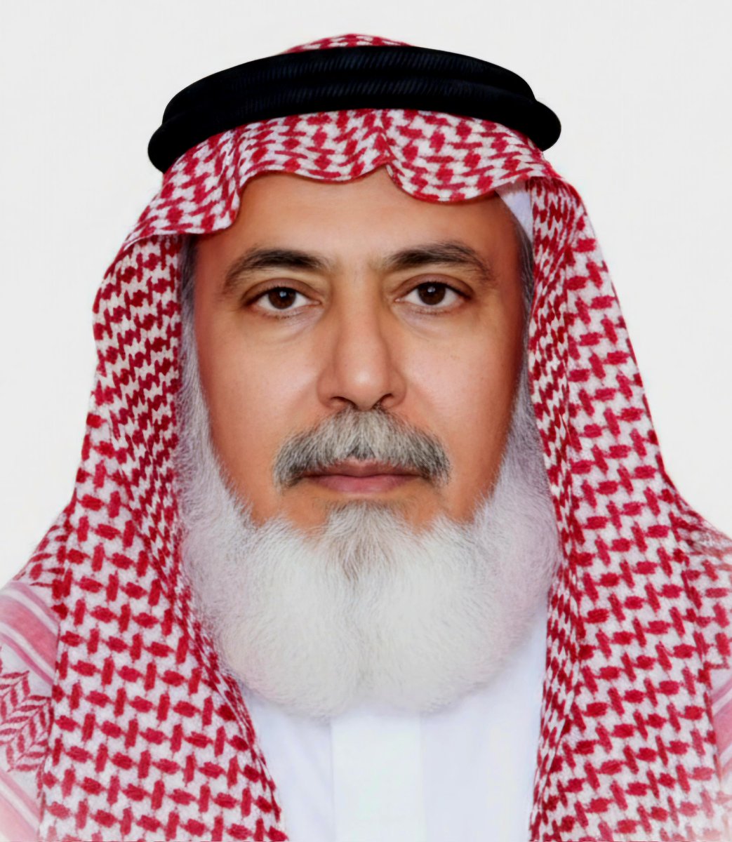 almumayazoon's tweet photo. نعم الرجل الأستاذ حسن الجمل ،
لقد ضرب أروع الأمثلة في الإخلاص والمسؤولية وحسن الإدارة والقيادة الحكيمة، وترك خلفه إرثاً طيباً من التواضع ودماثة الخلق العالية والسمعة الطيبة ، والحرص على تيسير معامالات المواطنين بكل مرونة ورحابة صدر  ،ومسيرة الحافلة بالعطاء والإنجازات المشرفة تشهد على مواقفه النبيلة ، ومن بين المواقف التي لا أنساها مع هذا الرجل الكريم، موقف شخصي عند زيارتي إليه في مكتبه ولا يربطتي به إي سابق  معرفة أو علاقة ، كان حينها مديرًا عامًا لصندوق التنمية العقاري ، وصدور الموافقة على قرار معاملتي يستلزم اجتماع والقرار قرار لجنة تجتمع كل ثلاث شهور ، ومع ذلك حرص كل الحرص على تقديم الموعد والاتصال والتنسيق مع الأعضاء، وبالفعل عقد الاجتماع بعد أسبوع وصدرت الموافقة ، وعندما بدأت بالشكر والدعاء قاطعني بكلمات أبوية حانية وهو يقول : " ياولدي الله يوفقك ويسمح أمرك ما سوينا شي هذا حق واجب والله يعفو عن تقصيرنا "
الله يحتفي بك ياابا محمد من فوق سبع سماوات ، 
ويرحمك ويجعلك في عليين في مقعد صدق عند مليك مقتدر.
وإحسن الله عزاءكم أ. سليمان وعزاء أسرته ومحبيه وعظم أجركم وأجر الجميع وربط على قلوبهم ، والهمهم الصبر الجميل ورزقهم الأجر الجيل .