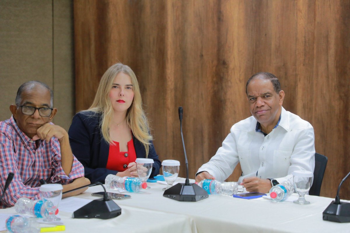 DiputadosRD's tweet photo. La Comisión Permanente de Hacienda, presidida por el diputado Francisco Javier Paulino (@FrankJPaulino), recibió a Olmedo Caba Romano (@olmedocabar), director ejecutivo del Instituto Nacional de Recursos Hidráulicos (@INDRHIRD), para intercambiar impresiones sobre temas de interés. 

#DiputadosRD