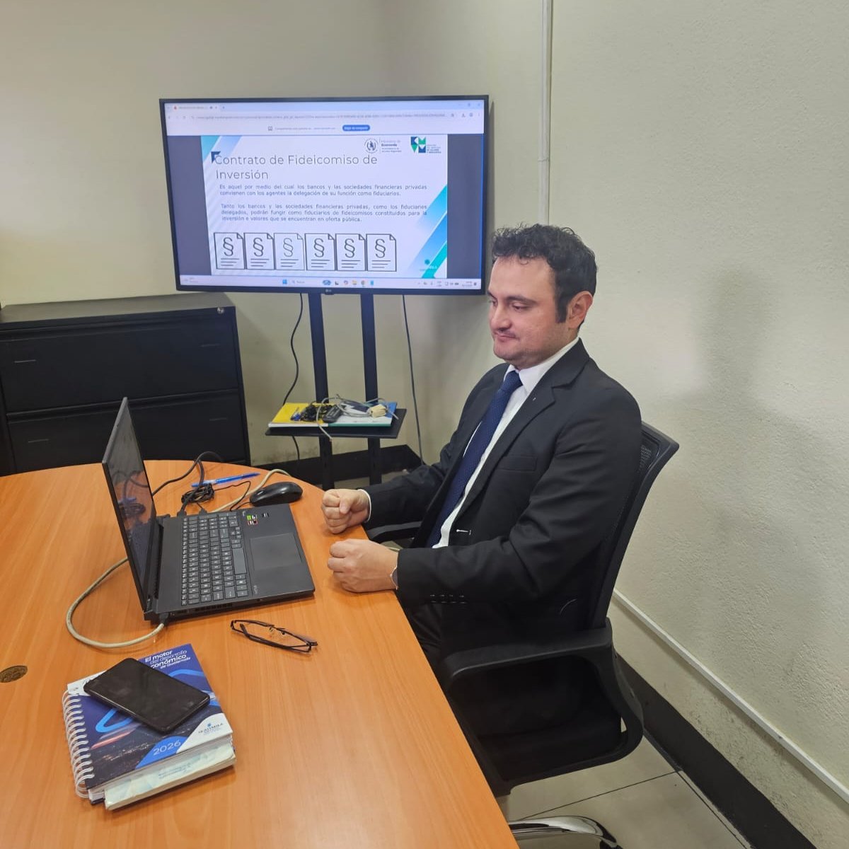 rmvm_gt's tweet photo. Como parte de las acciones de formación y difusión del RMVM, impartimos una charla virtual dirigida a estudiantes de Derecho y profesionales de la Academia Jurídica AJUSAC, con el objetivo de fortalecer sus conocimientos sobre nuestras funciones.
#GuatemalaGarantizaTodoLoBueno https://t.co/2CFZskvAfN