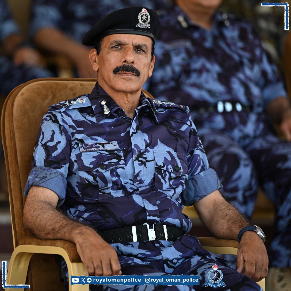 UFAQ_OM's tweet photo. 🟣🎖️ معالي الفريق حسن الشريقي يرعى ختام دورة حفظ النظام والدورات التخصصية في التايكواندو والكاراتيه

🔹 رعى معالي الفريق حسن بن محسن الشريقي المفتش العام للشرطة والجمارك صباح اليوم الخميس 9 يوليو 2026م، بمركز تدريب الشرطة بولاية الجبل الأخضر، البيان العملي لختام دورة حفظ النظام والدورات التخصصية في التايكواندو والكاراتيه.

🎖️ قدّم الخريجون من وحدات وإدارات شرطة المهام الخاصة طابورًا عسكريًا واستعراضات ميدانية عكست مستوىً عاليًا من الانضباط والكفاءة.

🛡️ تضمّن البيان العملي تنفيذ مهارات متقدمة في:
• السيطرة والتحكم.
• فنون التشكيلات الأمنية.
• التعامل الاحترافي مع مختلف التحديات والسيناريوهات الأمنية الميدانية.

🥋 استعرض الحاصلون على الحزام الأسود والشهادات الدولية المعتمدة من الاتحادين الكوري والياباني مهاراتهم في رياضتي التايكواندو والكاراتيه، مقدمين عروضًا احترافية متميزة.

💪 جسّدت العروض مستوىً متقدمًا من الاحترافية العسكرية والجاهزية الميدانية، بما يعكس اهتمام القيادة العامة لشرطة عُمان السلطانية بتطوير قدرات منتسبيها وصقل مهاراتهم وفق أعلى المعايير التخصصية الدولية.

👮‍♂️ حضر البيان العملي عددٌ من كبار ضباط شرطة عُمان السلطانية وآمري وحدات شرطة المهام الخاصة.
