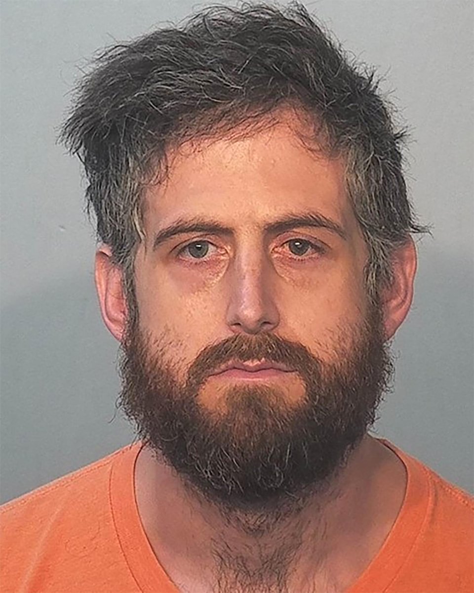 InternetH0F's tweet photo. Indiana man allegedly cut off his own penis with a kitchen knife, doused it with gasoline in a neighbors garage and set it on fire https://t.co/ne5JBGyjIi