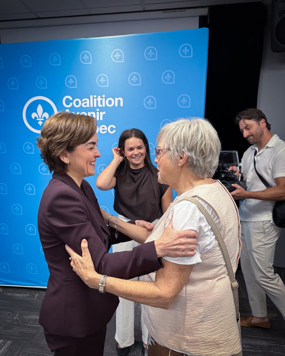 BDrainvilleQc's tweet photo. Ces derniers mois, j’ai travaillé étroitement aux côtés de Béatrice. C’est une femme extrêmement allumée, organisée, qui se donne sans compter et qui livre des résultats, même dans un contexte parfois très exigeant. Elle le fait avec beaucoup de maturité, d’intelligence et de flegme.

Béatrice est une joueuse d’équipe hors pair, très appréciée de ses collègues. Elle sera une députée exceptionnelle pour Rouyn-Noranda–Témiscamingue.

Issue d’une famille d’entrepreneurs, elle a le sens de l’initiative et la capacité de s’adapter rapidement à des circonstances changeantes. Elle n’a peur de rien. C’est une fonceuse.

Bravo, Béatrice, de te lancer. Je t’appuie à 100 % et je serai à tes côtés. Je suis vraiment fier de toi😃👏.