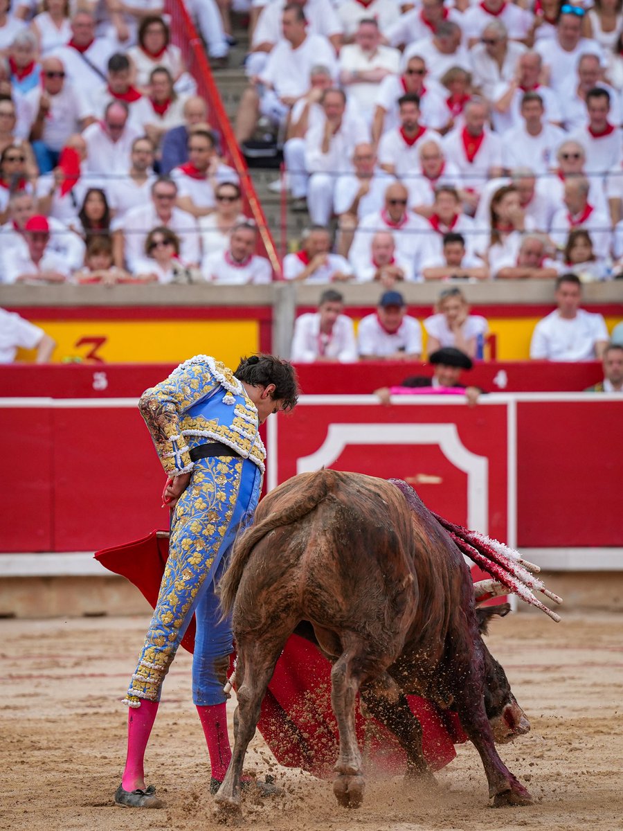 RocaRey's tweet photo. 2️⃣ | Sin opciones ante el quinto

A pesar de ponerlo todo el peruano se topó con un toro desrazado y muy descompuesto que no le dio opción de que la faena cogiera vuelo 

Estocada hasta la bola y descabello para pasaportar al astado https://t.co/m4XS83PfkS