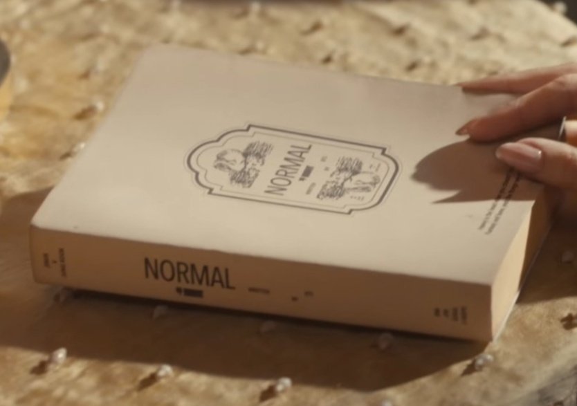 LasGalactinas's tweet photo. 🧵 TEORÍA: ¿"NORMAL" será el gran cierre de la era? 🌊✨

​¿Se dieron cuenta de la conexión entre el libro,el mapa y el código morse de SWIM con esta última imágen preview de negativos de película " LAMRON" ? Desde el primer MV promocional de ARIRANG nos dejaron pistas de un posible contenido para NORMAL. Si SWIM abrió este viaje... ¿será NORMAL el cierre definitivo? 👀

​Aquí les dejo cómo se conectan:
​1️⃣ NORMAL vs. LAMRON (La Dualidad): El libro beige representa la fachada y las reglas sociales. Pero el carrete de negativos es el reverso exacto: LAMRON (Normal al revés), mostrando quizá nuestro lado más oscuro, frío e íntimo.
​2️⃣ El viaje hacia SWIM: Intentar encajar en lo "Normal" nos asfixia. Para encontrarnos, hay que dejar la tierra firme y sumergirse. Los tonos cian del carrete ya nos meten de lleno en la atmósfera de SWIM: aprender a flotar en nuestras propias emociones.
​3️⃣ WATERLOO Y EL CÓDIGO MORSE (El Punto de Inflexión): El mensaje cifrado sobre el barco Waterloo (sinónimo de batalla final o hundimiento) sugiere que nuestra antigua estructura colapsa. El código morse con la palabra "normal" es enviado como señal de auxilio. La fachada se hunde para que podamos aprender a nadar de verdad.

​Si empezamos nadando en la incertidumbre, terminar el concepto con NORMAL sería el cierre perfecto para mostrar que encontramos el equilibrio. ¿Qué opinan ustedes? ¡Lxs leo! 👇👇

¿Eso o sigo de aferrada queriendo el BU de vuelta?😅😜
​#BTS #Swim #Normal #Lamron #Theory