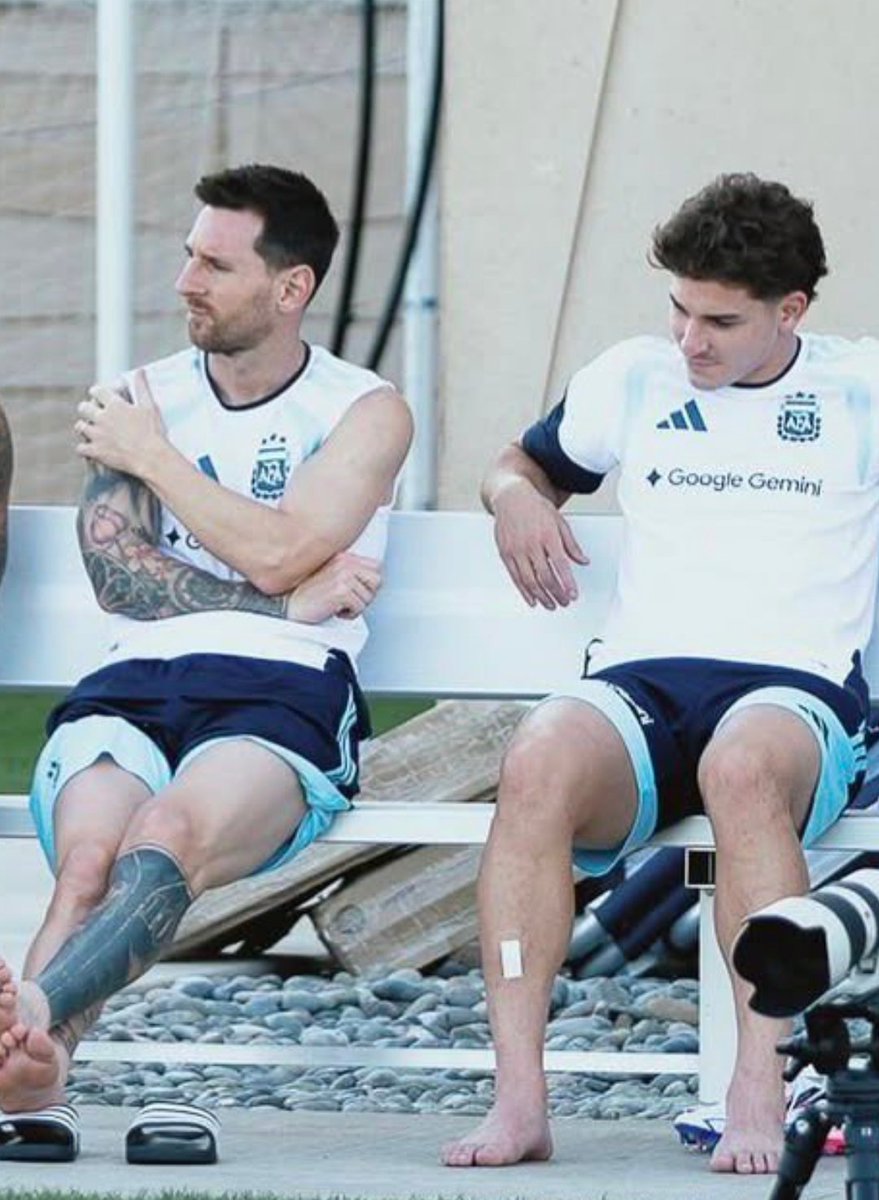 FCBarcaTalks's tweet photo. Hoolian looking at the barca crest on Messi's leg...
He wants to come so badddd...
Fatporta break the bankkkkk https://t.co/NqGpoqIvP5