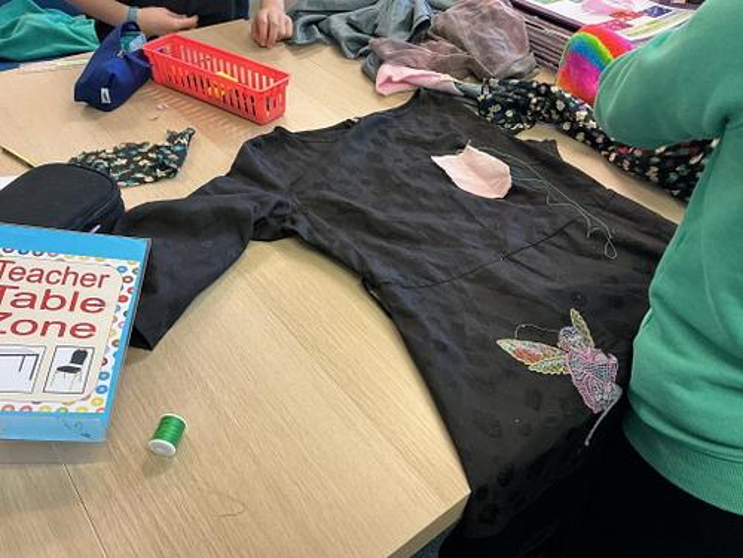 cardiffcouncil's tweet photo. 🌍 Find out how pupils at Radnor Primary School turned pre-loved clothes into catwalk creations as part of an ‘Eco-Eisteddfod’ that has seen the school recognised at a celebration of #OnePlanetCardiff climate action in the city’s schools.
👉 https://t.co/9515Djonuk https://t.co/s4RTPuWEO6