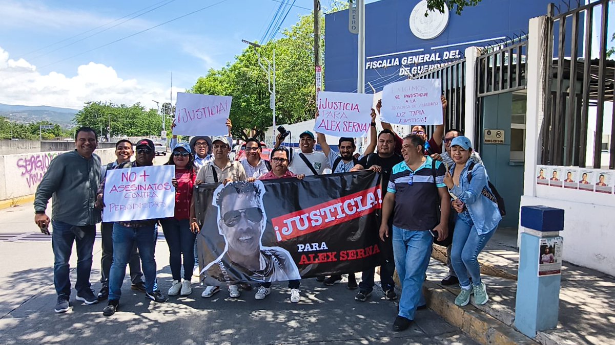 Alex_prensa's tweet photo. Reporteros en #Chilpancingo protestan en la @FGEGuerrero y durante un evento de destrucción de armas de la @Defensamx1, para exigir justicia por el homicidio del periodista ambiental, Alex Serna, en #Zihuatanejo #Guerrero https://t.co/iOwQQG8Jdd