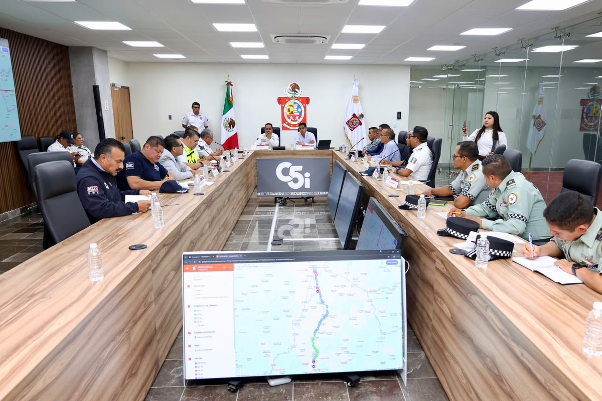 ToryLopezS's tweet photo. 🤝🚔👮🏽‍♂️ La coordinación interinstitucional es fundamental para garantizar el correcto desarrollo de nuestras fiestas de la #Guelaguetza2026. Por ello, sostuvimos reunión de trabajo con representantes de la Guardia Nacional (@GN_MEXICO_), Policía Vial Municipal (@TransitoyMovOax), Bomberos (@Bomberos_GobOax), Protección Civil (@CEPCyGR_GobOax), Instituto del Deporte (@DEPORTE_GobOax), @PABIC_GobOax, Secretaría de Turismo (@SecturOaxaca), Centro SICT Oaxaca (@SICT_Oaxaca) y la anfitrionía del @C5i_Oaxaca para fortalecer la planeación operativa.

🚦🎉 🛡️De manera coordinada implementaremos estrategias que permitan garantizar la seguridad vial, agilizar la movilidad y salvaguardar la integridad de propios y visitantes durante la máxima fiesta de las y los oaxaqueños, reafirmando nuestro compromiso de ofrecer un entorno seguro para todos.