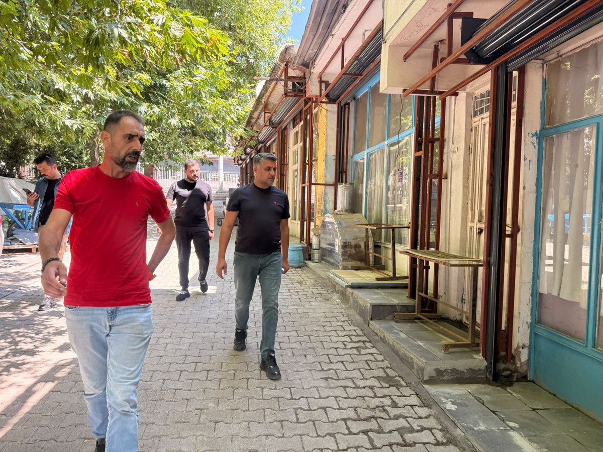 fuatmehmetoglu_'s tweet photo. İlçe merkezimizde devam eden sokak sağlıklaştırma çalışmalarını yerinde inceleyerek yürütülen çalışmalar hakkında değerlendirmelerde bulunduk.

Hazro’muzun daha modern, estetik ve yaşanabilir bir görünüme kavuşması adına çalışmalarımızı aralıksız sürdürüyoruz. Hemşehrilerimize daha güzel bir ilçe kazandırmak için var gücümüzle çalışmaya devam edeceğiz.