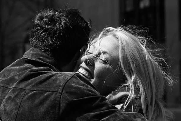 literlandweb1's tweet photo. « La amistad sin límites no existe. Por el contrario. Son precisamente los límites que la inteligencia fija a la amistad, el factor esencial que la mantiene viva. No hay amistad sin respeto ni intimidad que violente los tabúes recónditos que todos llevamos dentro, llámense como se llamen: ideas, principios, recuerdos, esperanza, locura o fanatismo, si se quiere. No es posible ser amigo de don Quijote y reírse de Rocinante, como tampoco fraternizar son Sancho sin perdonar sus eructos. El amor se idealiza y muere, finalmente, estrellado contra la realidad, como un Ícaro vencido por el sol. La amistad explosiona como una pompa de jabón si se le busca perfeccionar distorsionándola. El amigo es como es. Y, como tal, se le toma o se le deja, sin pretender modificarlo. Yo lo he visto en la cárcel. ¡Cuántos amigos no se han atrevido a visitarme en todos estos meses, por temor al gobierno, a la policía, a comprometerse… ¡que sé yo!. Pero es que son amigos en la medida de sus posibilidades. Ni héroes ni mártires, ni semidioses forjados en la mitología, sino seres humanos con los cuales nos une cualquier cosa. La amistad profunda es un amor sin sexo, de igual manera que en el amor no existe la amistad sino pasiones cataclísmicas en la cumbre y un apocalipsis de rencor en el epílogo. »
Luis Felipe Angell “Sofocleto"