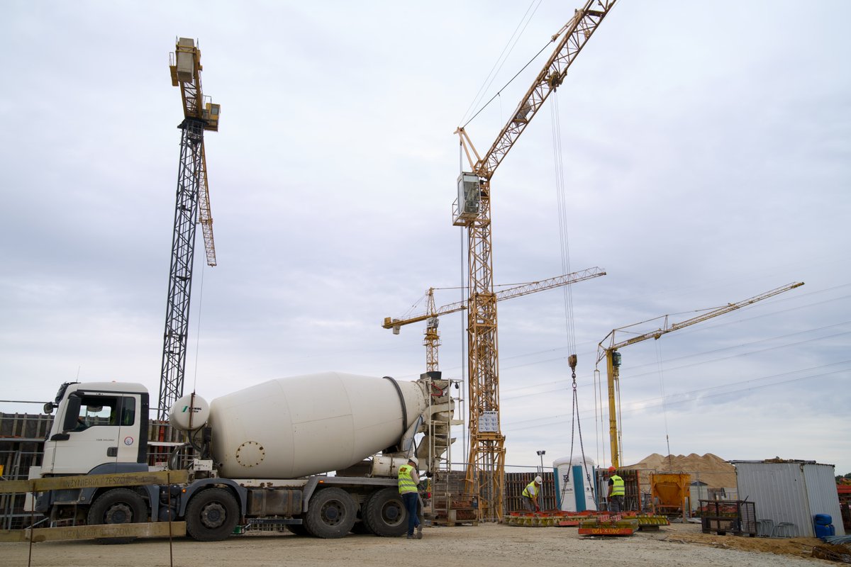 MarcinKorytko's tweet photo. Miliardowy Park Technologiczny TEEMA w Miękini to fakt! 🏗️ Wspólnie z zastępcą burmistrza Marcinem Szuchtą przyjrzałem się z bliska pracom nad uzbrojeniem terenu. Ich skala robi kolosalne wrażenie. Wielkie brawa dla rzetelnego samorządu!
A to dopiero początek. 🚀 #Miękinia https://t.co/O3kE5iER1b
