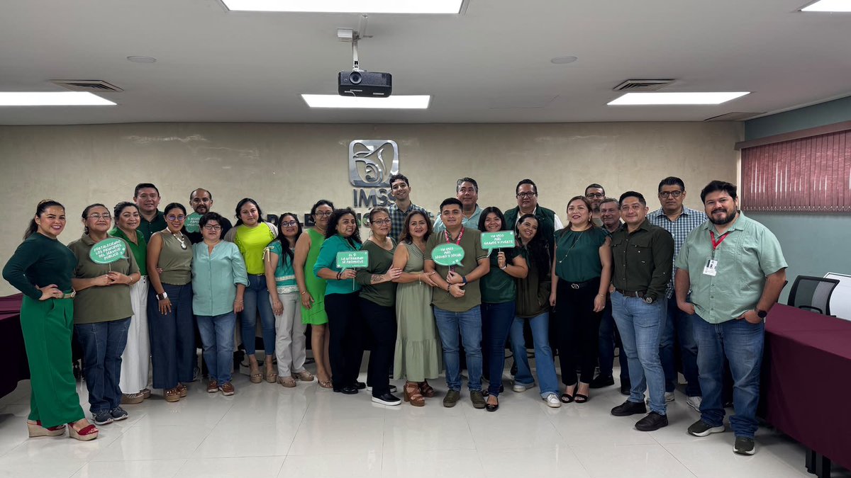 IMSS_YUCATAN's tweet photo. 💚 En el Día Verde, el personal del #IMSSYucatán se suma a esta conmemoración para promover la integridad, la transparencia y la responsabilidad en el servicio público, fortaleciendo una cultura institucional basada en la calidad y el compromiso con la derechohabiencia. 🏥✨ https://t.co/daRVl39ume
