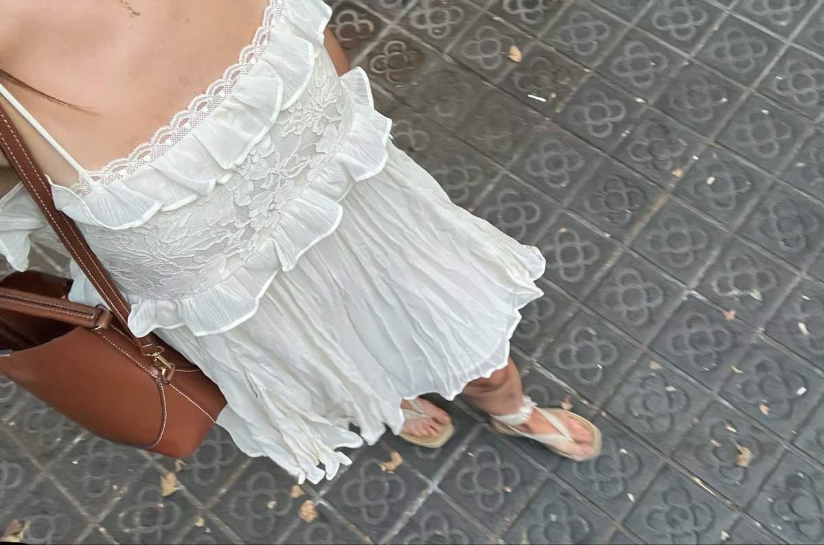 _anaacmc's tweet photo. yo: me pondré este vestido cute, oliviarodrigocoded, lencero de chica de ciudad
mis amigas: por qué has venido en camisón https://t.co/QErU8eYm0I