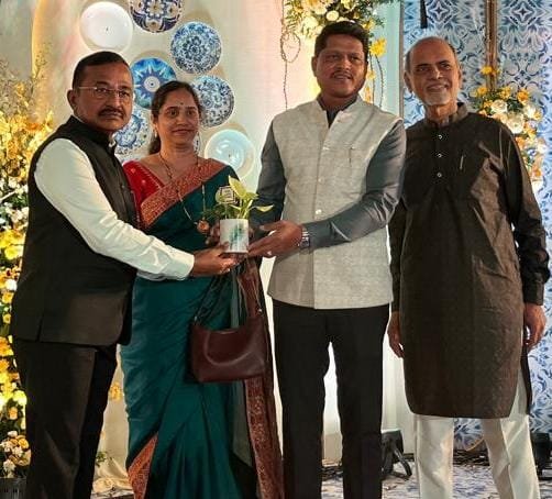 SubhashSalunke2's tweet photo. शिवसेना सचिव, माजी महापौर संजयजी मोरे व सौ शुभदा मोरे यांची मुलगी - श्रद्धा+ अनिकेत बन्सल यांस शुभविवाहाच्या हार्दिक शुभेच्छा दिल्या.
#नांदा_सौख्य_भरे https://t.co/hLoLvgyBSS