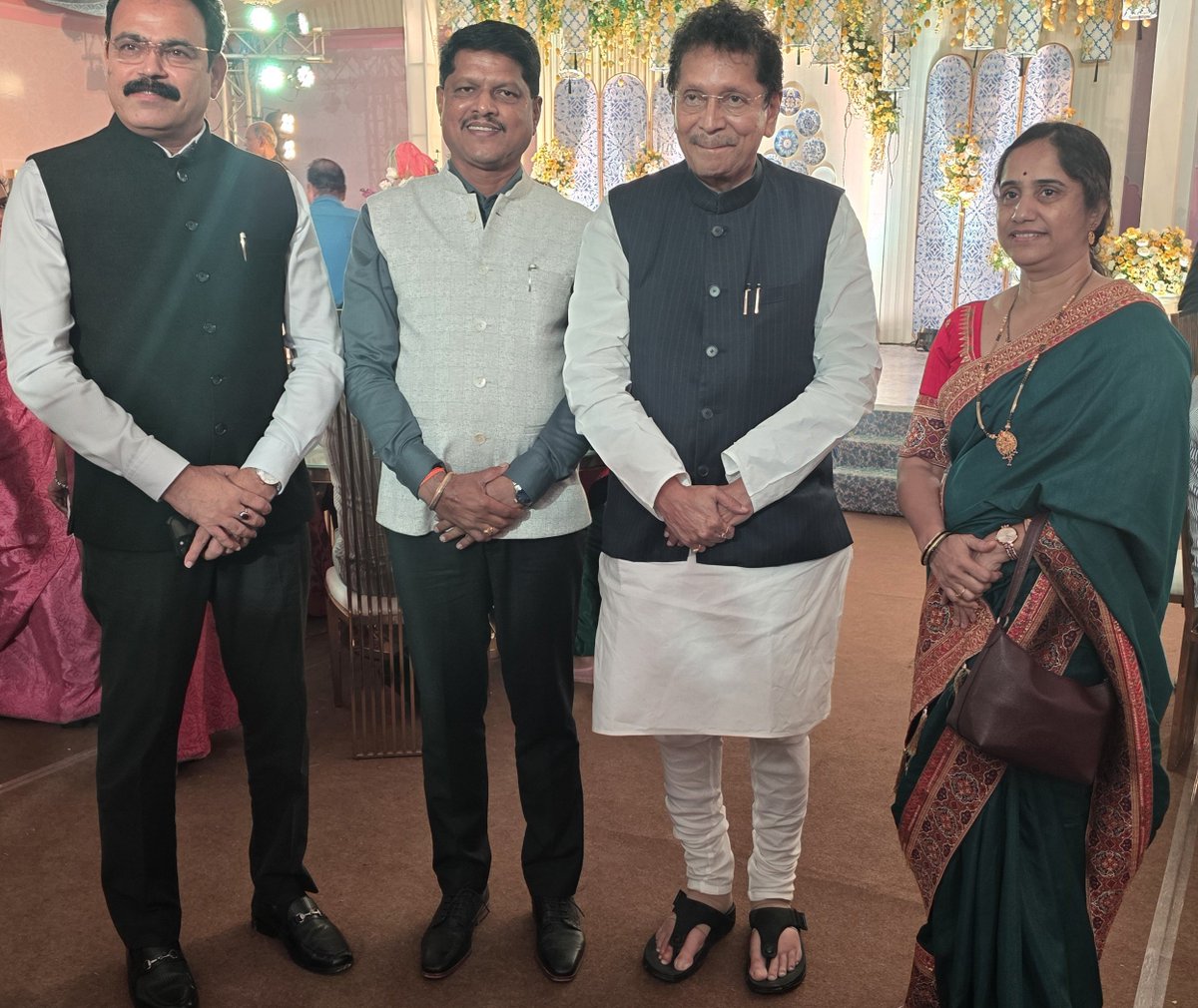 SubhashSalunke2's tweet photo. शिवसेना सचिव, माजी महापौर संजयजी मोरे व सौ शुभदा मोरे यांची मुलगी - श्रद्धा+ अनिकेत बन्सल यांस शुभविवाहाच्या हार्दिक शुभेच्छा दिल्या.
#नांदा_सौख्य_भरे https://t.co/hLoLvgyBSS